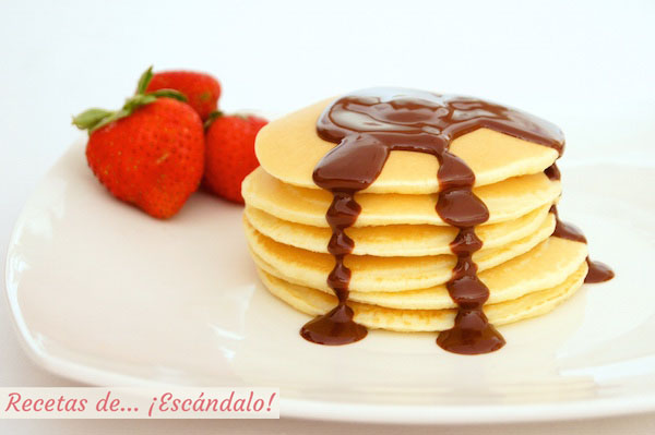 Receta de tortitas americanas Tortitas americanas caseras o pancakes, la mejor receta o pancakes con sirope de chocolate casero y fresas