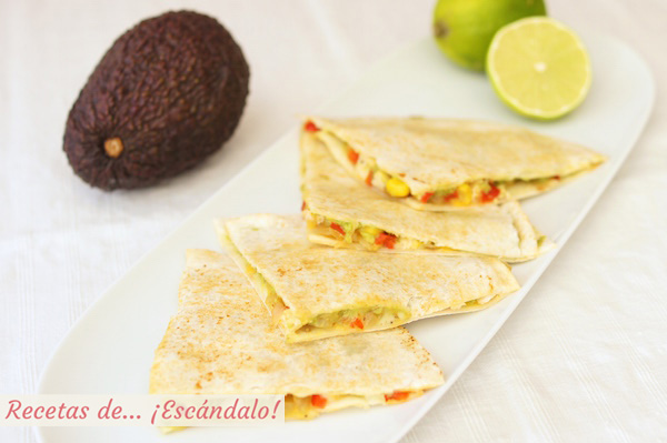 Receta de quesadillas mexicanas de pollo y queso con verduras y aguacate