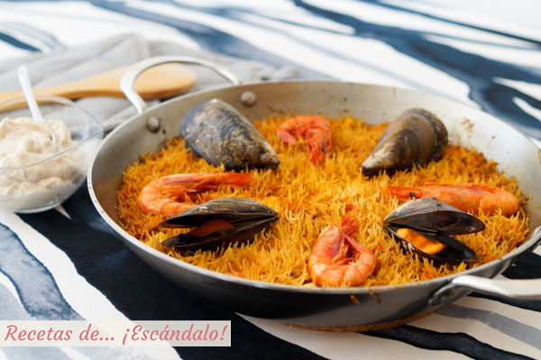 Receta de fideua de marisco y pescado con alioli de nueces