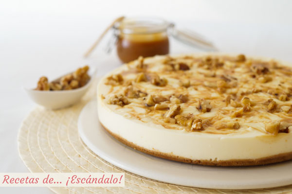 Receta de tarta de queso con caramelo salado y nueces, sin horno