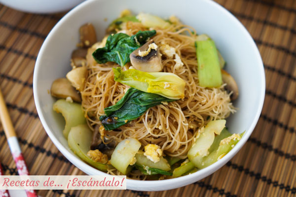 Como hacer fideos de arroz chinos salteados con champinones y pak choi