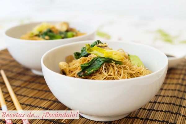 Receta de fideos de arroz chinos salteados con champinones y pak choi