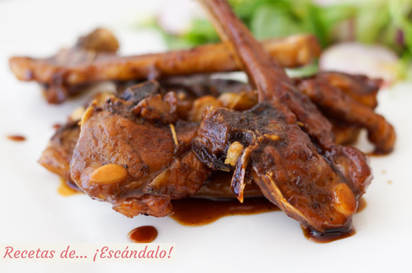 Receta de chuletas de cordero lechal glaseadas con miel y vino tinto