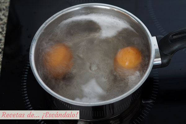 Como cocer huevos duros