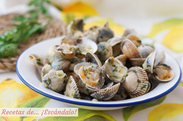 Receta de berberechos al vapor con salsa verde de perejil y vino. Aperitivo facil y saludable