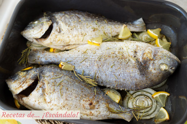 Receta de dorada al horno con cebolla, un pescado delicioso