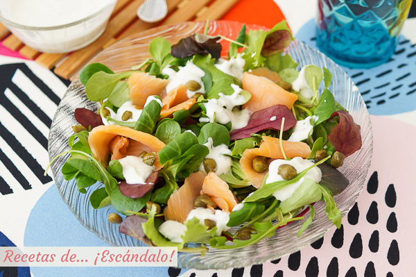 Receta de ensalada de salmon con salsa fria de roquefort, una combinacion deliciosa