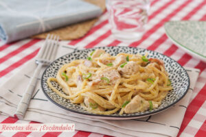 Espaguetis con pollo y bacon cremosos. Receta de pasta deliciosa