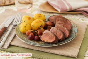 Solomillo de cerdo ibérico al horno con uvas y patatas con mantequilla de hierbas
