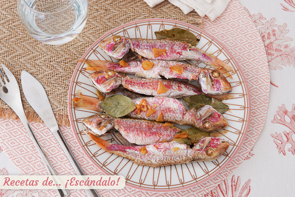 Como hacer salmonetes al horno con ajos y laurel
