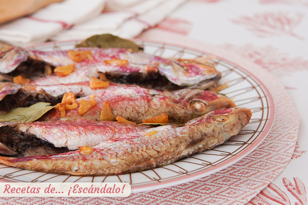 Receta de salmonetes al horno con ajos y laurel